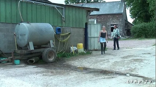 XXX yhteensä French mature gets her ass fucked hard by grandpa and his farm friends elokuvaa