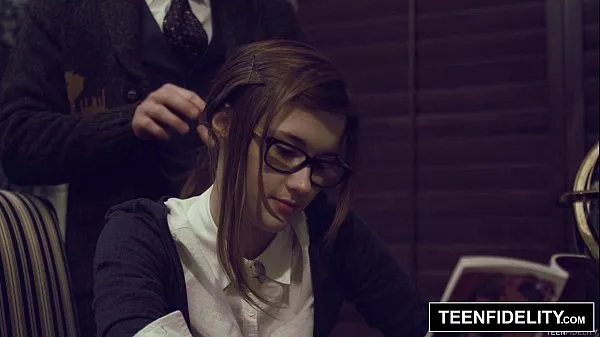 XXX TEENFIDELITY - Cutie Alaina Dawson Creampied on Teacher's Desk samlede film