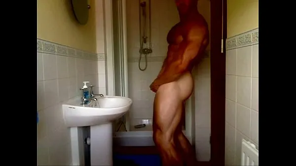 XXX Bodybuilder taking a delicious bath film totali