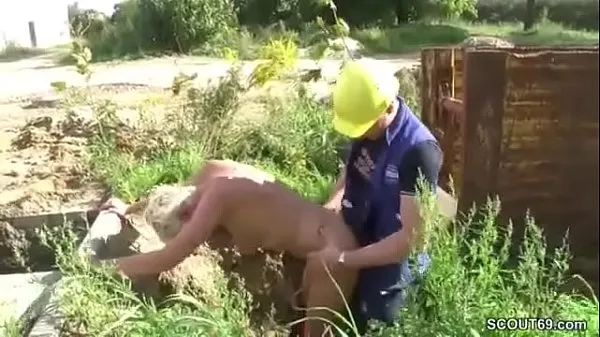 XXX کل فلموں fucks the construction worker when the old man is at work