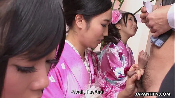 Celkem XXX filmů: Three geishas sucking on one lonely cock