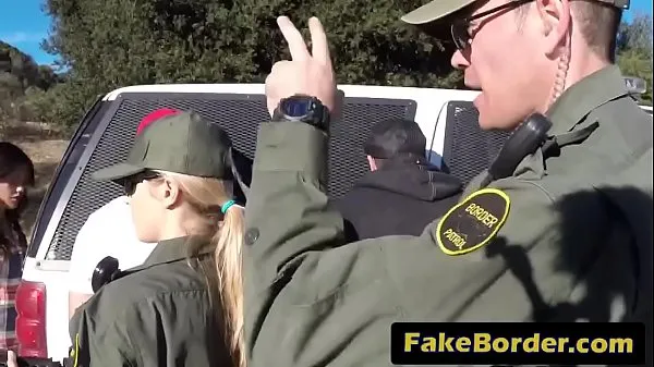 XXX Border patrol officers arrest and fuck a very hot i. immigrant 电影总数