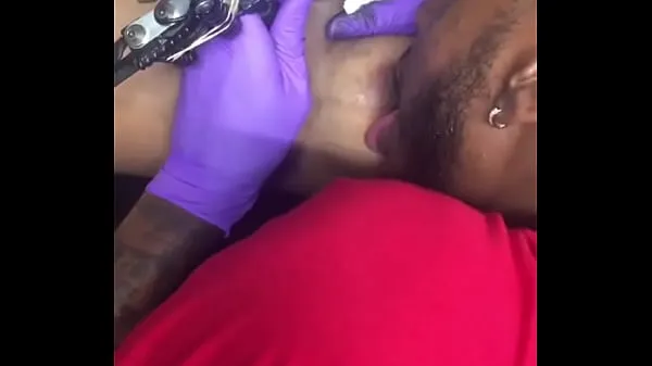 XXX Horny tattoo artist multi-tasking sucking client's nipples jumlah Filem