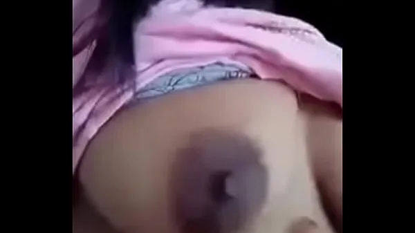 XXX yhteensä Indian girl showing her boobs with dark juicy areola and nipples elokuvaa