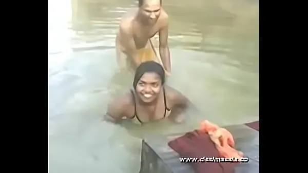 XXX desimasala.co - Young girl bathing in river with boob press - DesiMasala total Film