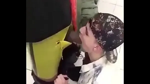 XXX Sucking and taking the 's piss in the bathroom 총 동영상
