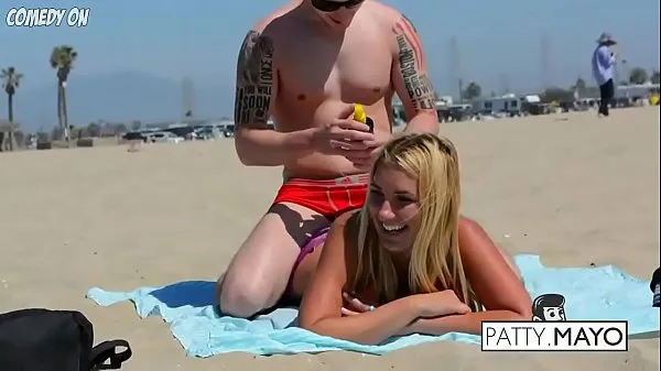 XXX کل فلموں Massage Prank (Gone Wild) Kissing Hot Girls On the Beach