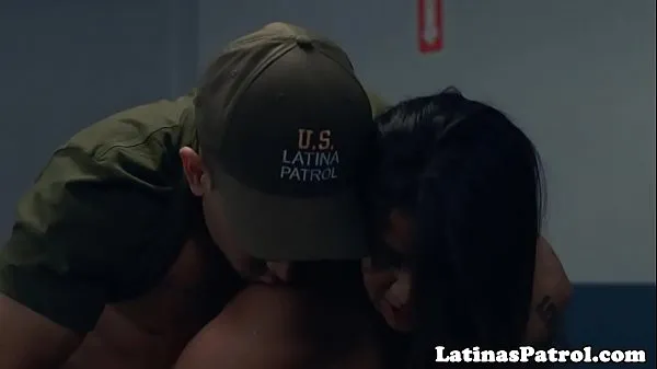 XXX yhteensä Curvy latina drilled by US border patrol elokuvaa
