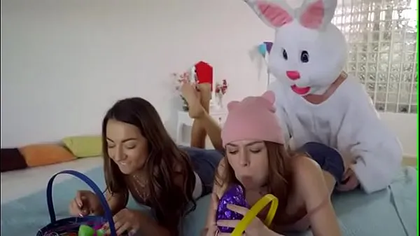 XXX Easter bunny lays eggs inside her skupno število filmov