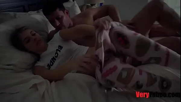 Celkem XXX filmů: Stepdad fucks young stepdaughter while stepmom naps
