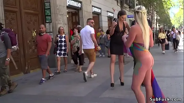 XXX Huge tits painted blonde caned in public 电影总数