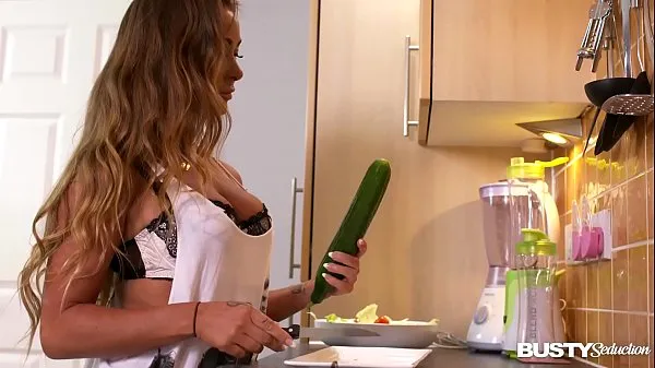 XXX Busty seduction in kitchen makes Amanda Rendall fill her pink with veggies samlede film