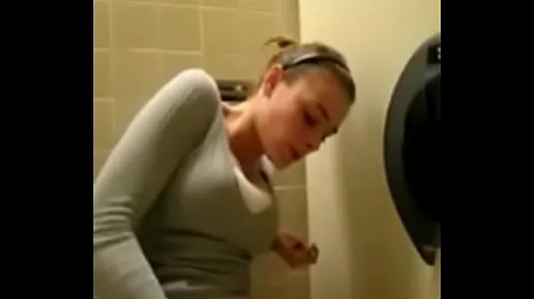 Celkem XXX filmů: Quickly cum in the toilet