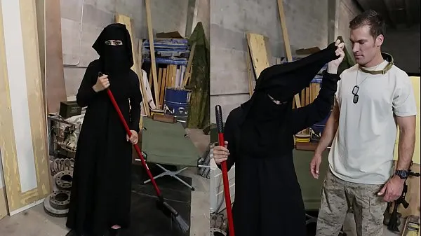 XXX戦利品のツアー-床を掃除するイスラム教徒の女性が角質のアメリカの兵士に気づかれます合計映画