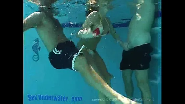 XXX کل فلموں Sandy Knight Underwater Threesome