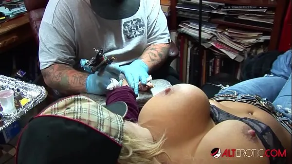 XXX Shyla Stylez gets tattooed while playing with her tits celkový počet filmov