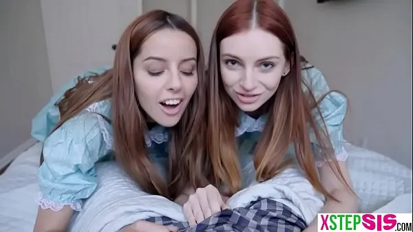 XXX yhteensä Creepy teen stepsisters share his cock in a threesome elokuvaa