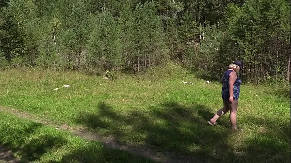 XXX yhteensä Voyeur in a public place caught a mature milf in the lens, who masturbates outdoors with a banana. Nudist with big tits, fat ass and hairy pussy elokuvaa