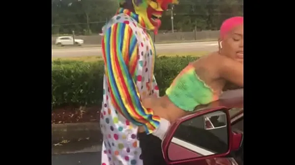 XXX Gibby The Clown fucks Jasamine Banks outside in broad daylight कुल मूवीज
