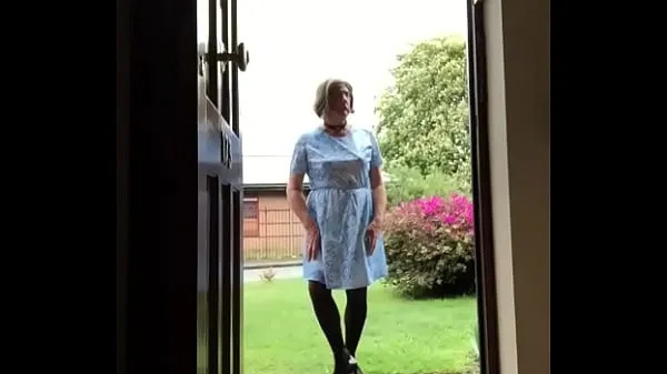 XXX Johanna walks through front door into garden where neighbours could view 电影总数