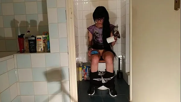 XXX Sexy goth teen pee & crap while play with her phone pt1 HD totalt antall filmer