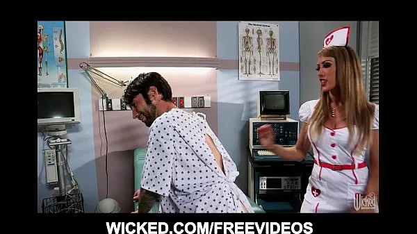 XXX Big booty nurse fucks her paitient's brains out in the hospital samlede film