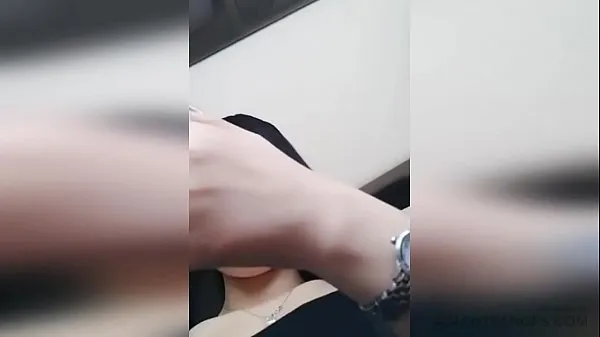 Celkem XXX filmů: AMATEUR) Cute Asian teen babe performs blowjob in a car