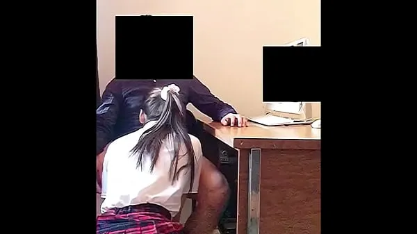 XXX کل فلموں Teen SUCKS his Teacher’s Dick in the Office for a Better Grades! Real Amateur Sex