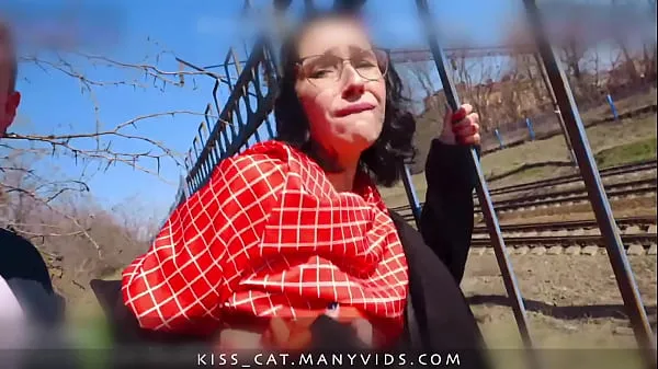 XXX Marchons dans la nature - Un agent public ramasse une étudiante russe pour une vraie baise en plein air / embrasse un chat 4k nombre total de films