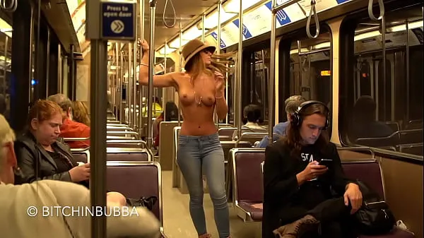 XXX کل فلموں Topless on the train