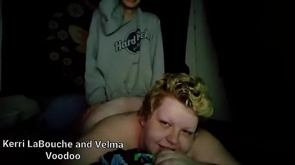 XXX yhteensä Trans Girl Kerri Fucks Velma Voodoo elokuvaa