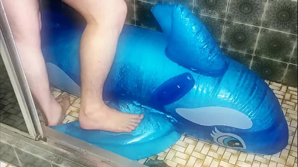 XXX Humping blue blow up whale in shower totalt antall filmer