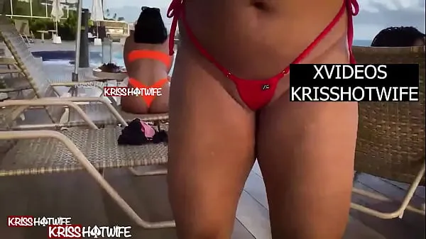 XXX Kriss Hotwife en petit bikini avec une chatte bien marquée sautant du bikini dans la piscine publique de l'hôtel bondée de monde nombre total de films