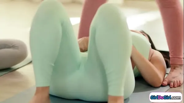 Celkem XXX filmů: Busty latinas licked by hot yoga teacher