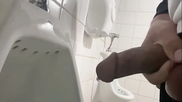 Celkem XXX filmů: 13 cums on public toilet