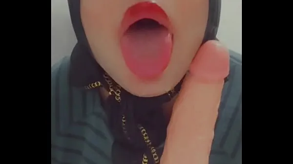 Celkem XXX filmů: Perfect and thick-lipped Muslim slut has very hard blowjob with dildo deep throat doing