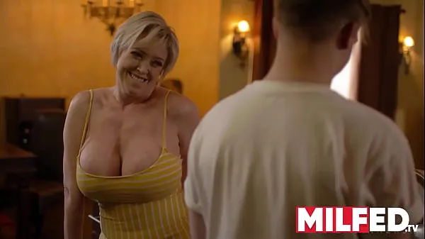 XXX yhteensä Mother-in-law Seduces him with her HUGE Tits (Dee Williams) — MILFED elokuvaa