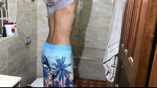 XXX Spying on a young man taking a shower, I couldn't resist and gave him a nice pussy toplam Film