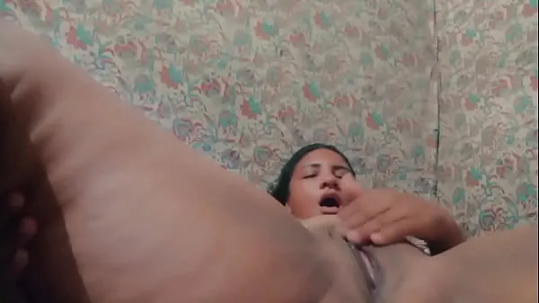 XXX She was left alone at home and I took the opportunity to masturbate and show off for the camera totaal aantal films