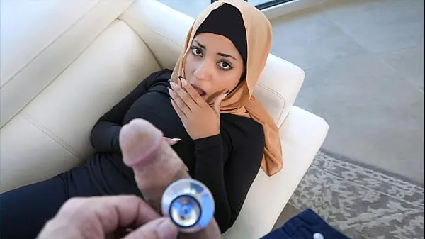 XXX yhteensä Filthy Rich Has an Easy Solution for The Hungry Babe During Her Fasting - Hijablust elokuvaa